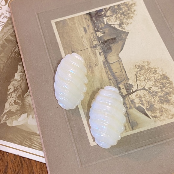 Vintage Mother of Pearl Scalloped Iridescent Shell Pierced Ear Earrings - Picture 15 of 16